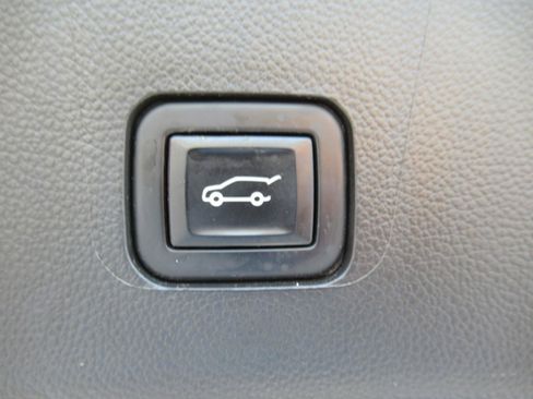 Certified 2023 Chevrolet Traverse Premier FWD image 40