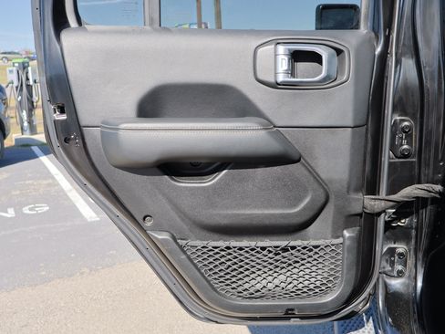 Used 2019 Jeep Wrangler Unlimited Sahara image 29