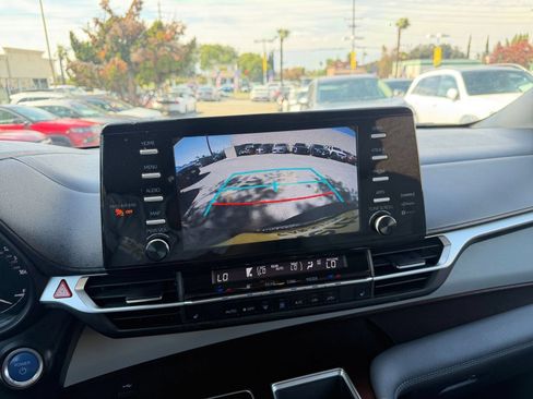 Used 2024 Toyota Sienna XLE FWD image 20