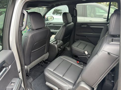 Used 2025 GMC Acadia Elevation w/ Elevation Premium Package image 4