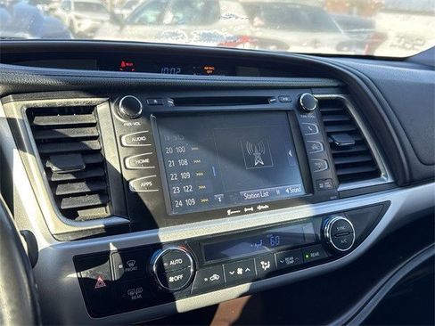 Used 2018 Toyota Highlander XLE image 19