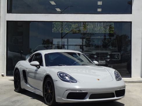 Used 2021 Porsche 718 Cayman RWD image 9