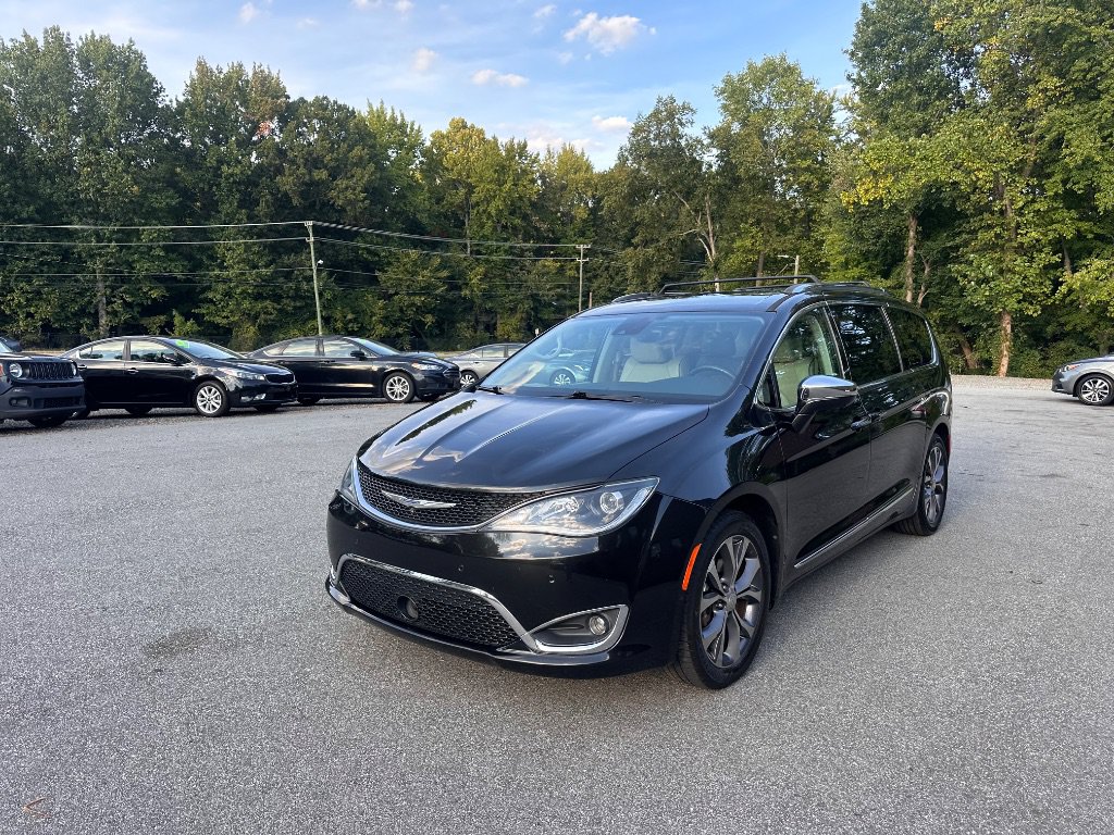 Used 2017 Chrysler Pacifica Limited w/ UConnect Theater Package FWD image 3