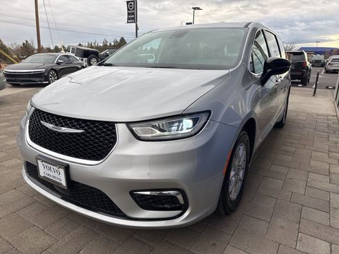 Used 2024 Chrysler Pacifica Touring-L image 3