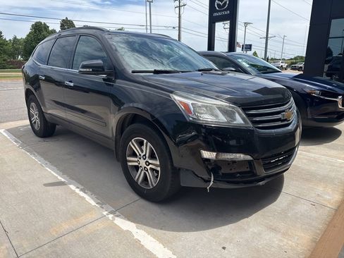 Used 2017 Chevrolet Traverse LT FWD image 3
