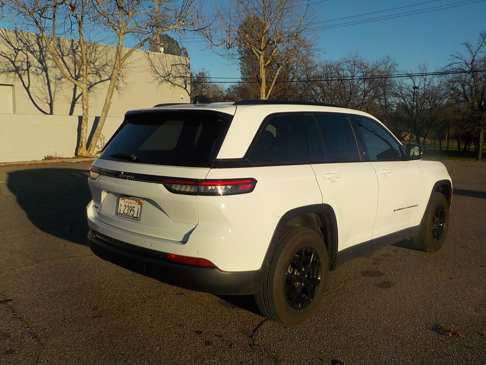 Used 2024 Jeep Grand Cherokee Altitude AWD/4WD image 4