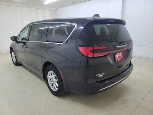 Used 2023 Chrysler Pacifica Touring-L image 8