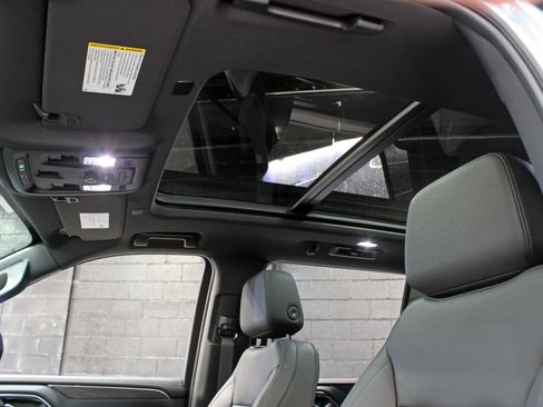 Used 2023 Chevrolet Suburban Z71 image 24