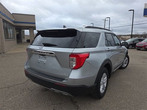 Certified 2022 Ford Explorer XLT w/ Equipment Group 202A image 5