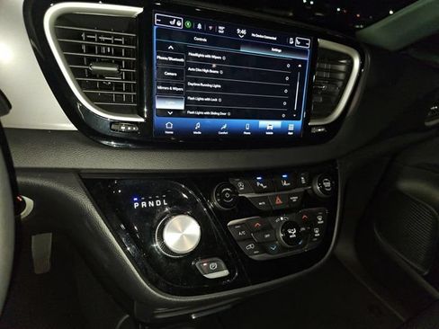 Used 2025 Chrysler Pacifica Select FWD image 9