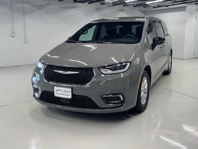 Used 2025 Chrysler Pacifica Select