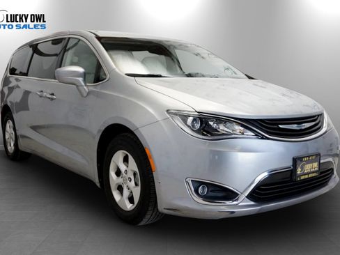 Used 2017 Chrysler Pacifica Touring Plus FWD image 4
