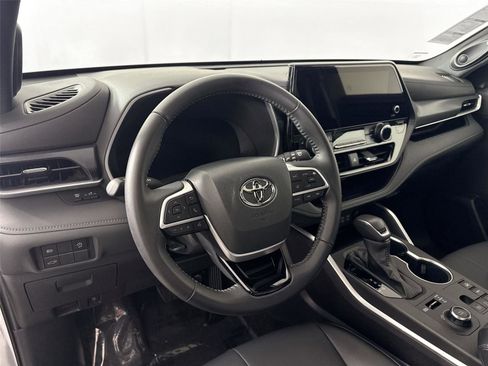 Certified 2025 Toyota Highlander XSE image 4