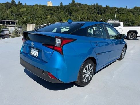 Used 2020 Toyota Prius LE AWD/4WD image 3