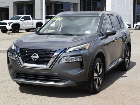 Used 2023 Nissan Rogue SL w/ SL Premium Package image 2