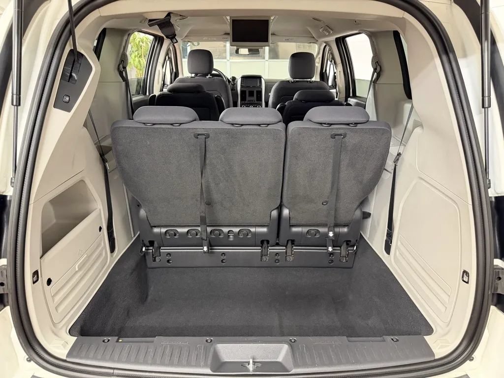 Used 2009 Dodge Grand Caravan SXT w/ Entertainment Group 2 FWD image 29