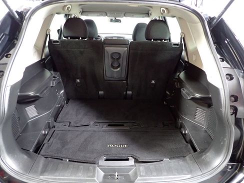 Used 2017 Nissan Rogue SV image 16