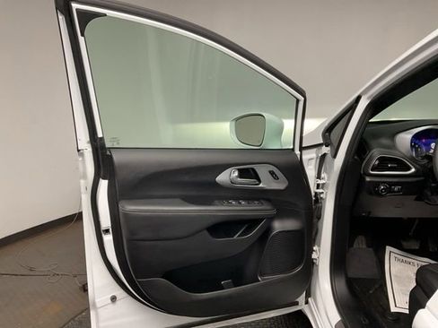 Used 2022 Chrysler Pacifica Touring-L w/ Uconnect Theater Family Group image 9