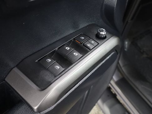 Used 2018 Toyota Tacoma TRD Sport AWD/4WD image 33