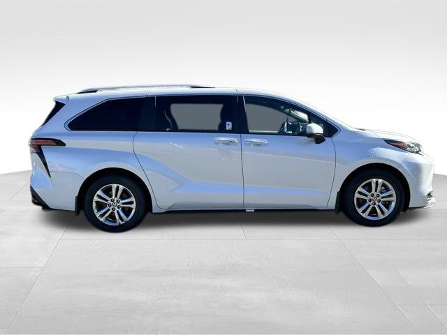 Used 2024 Toyota Sienna Platinum AWD/4WD image 6