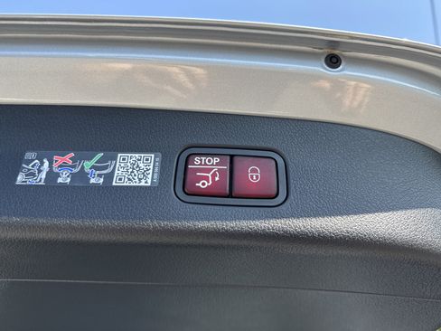 Used 2025 Mercedes-Benz GLC 300 4MATIC image 26