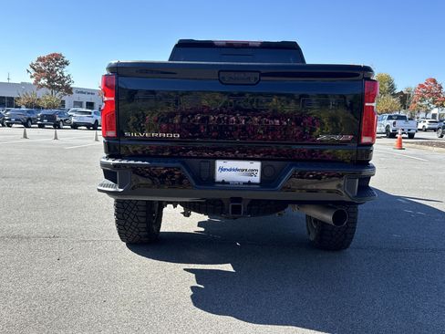 Used 2025 Chevrolet Silverado 2500 ZR2 w/ Technology Package image 9