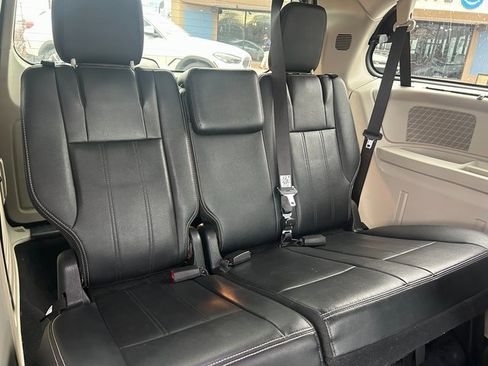 Used 2014 Chrysler Town & Country Touring-L w/ Driver Convenience Group image 25