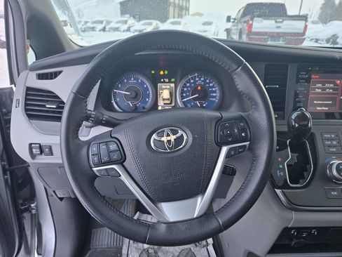 Used 2018 Toyota Sienna XLE image 9