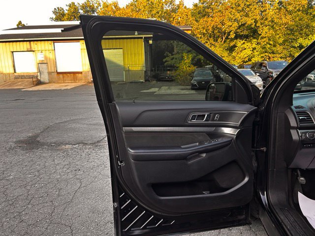 Used 2018 Ford Explorer XLT w/ XLT Appearance Package AWD/4WD image 9