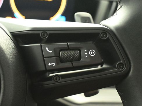 Certified 2025 Porsche Cayenne AWD/4WD image 19