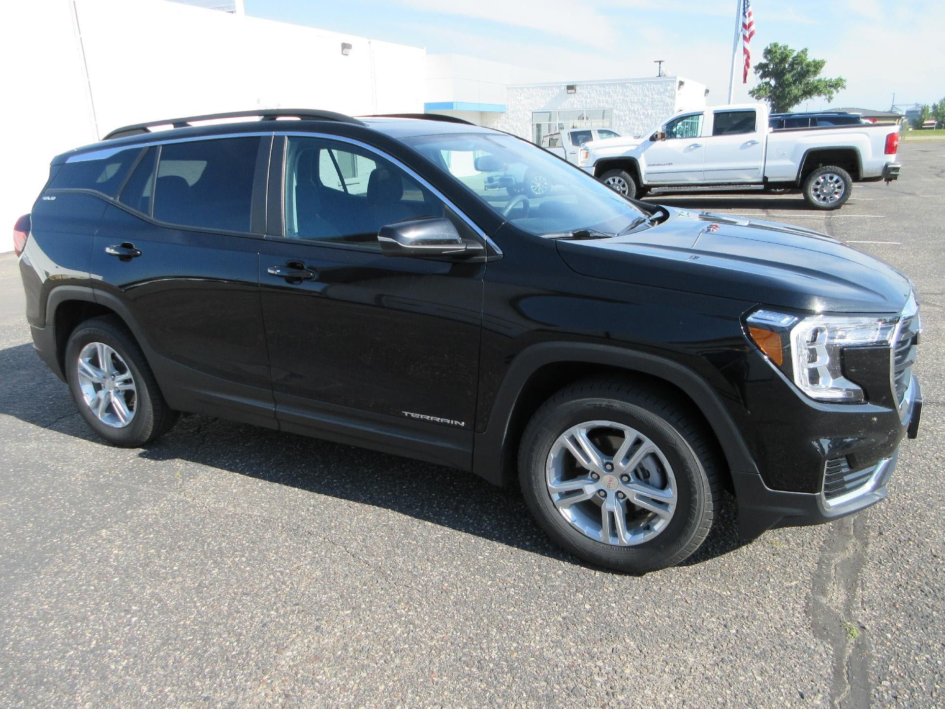 Certified 2022 GMC Terrain SLE w/ Driver Convenience Package AWD/4WD image 4