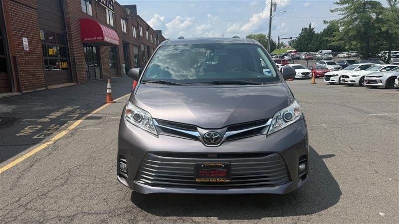 Used 2018 Toyota Sienna XLE w/ XLE Navigation Package FWD image 2