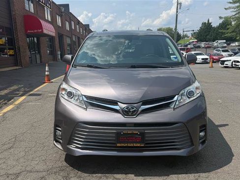 Used 2018 Toyota Sienna XLE w/ XLE Navigation Package FWD image 2