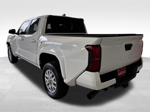 Certified 2025 Toyota Tacoma SR5 AWD/4WD image 5