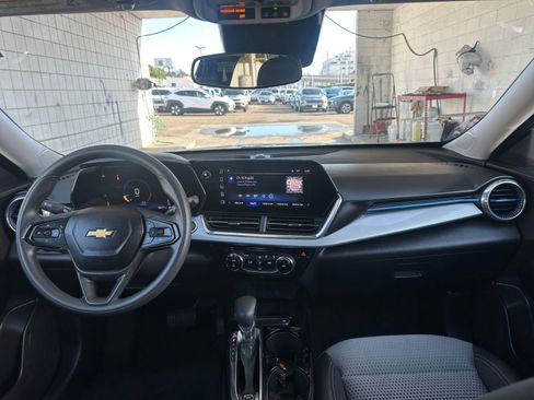 Used 2025 Chevrolet Trax LT image 31