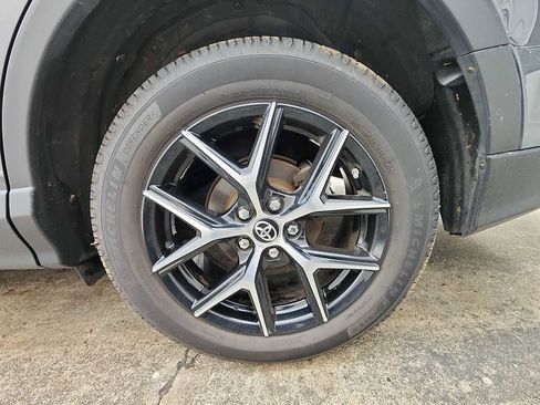 Used 2018 Toyota RAV4 SE image 10