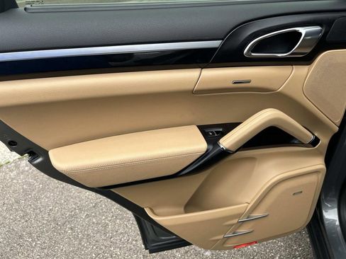 Used 2018 Porsche Cayenne S w/ Premium Package Plus image 24