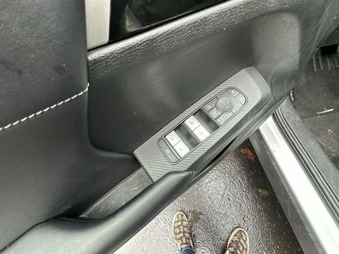 Used 2024 Mitsubishi Outlander SE image 17