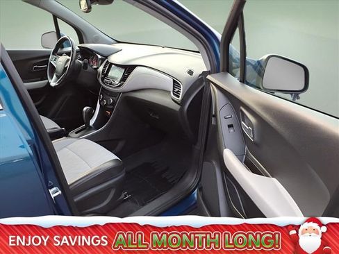 Used 2020 Chevrolet Trax LT w/ LT Convenience Package image 18