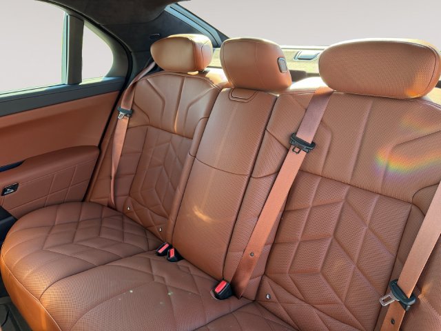 Certified 2026 BMW 750e xDrive AWD/4WD image 13
