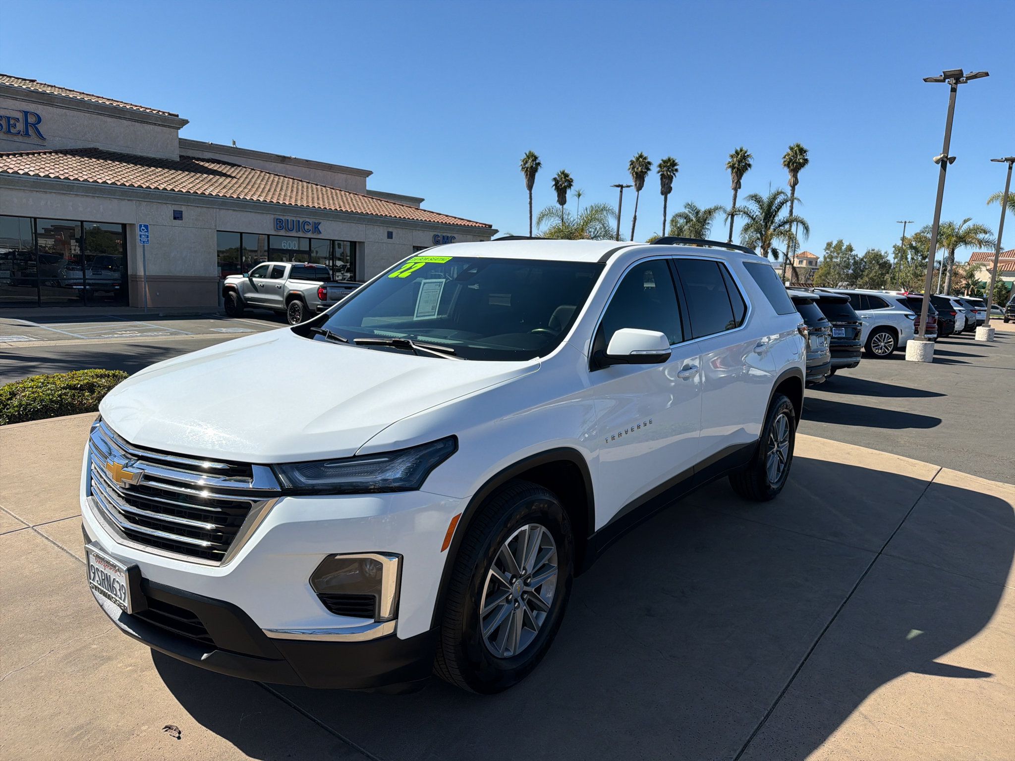 Used 2022 Chevrolet Traverse LT FWD image 1