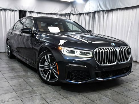 Used 2022 BMW 750i xDrive w/ Executive Package AWD/4WD image 3