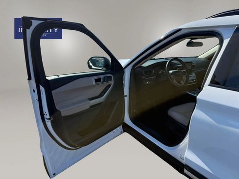 Used 2022 Ford Explorer XLT w/ Equipment Group 202A image 9