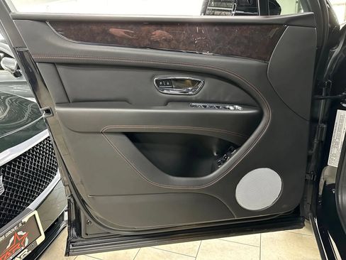 Used 2021 Bentley Bentayga AWD/4WD image 30