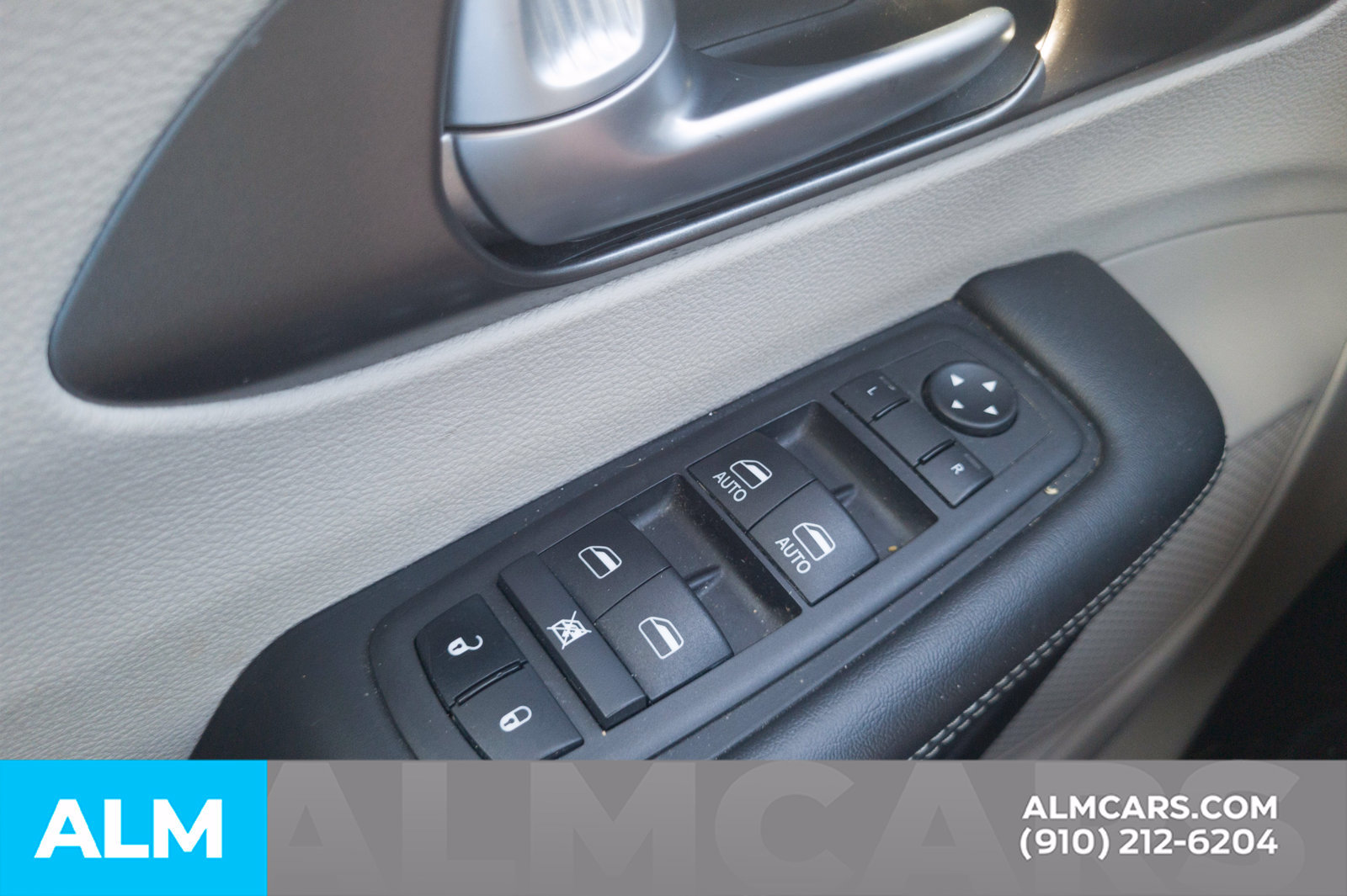 Used 2024 Chrysler Pacifica Touring-L FWD image 17