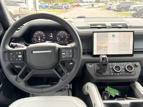 Used 2025 Land Rover Defender 110 V8 AWD/4WD image 4