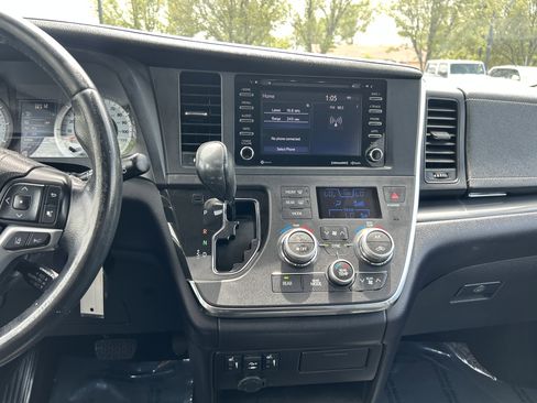 Used 2018 Toyota Sienna SE FWD image 22