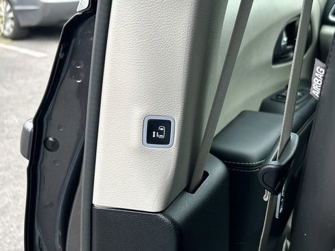 Used 2023 Chrysler Pacifica Touring-L image 20