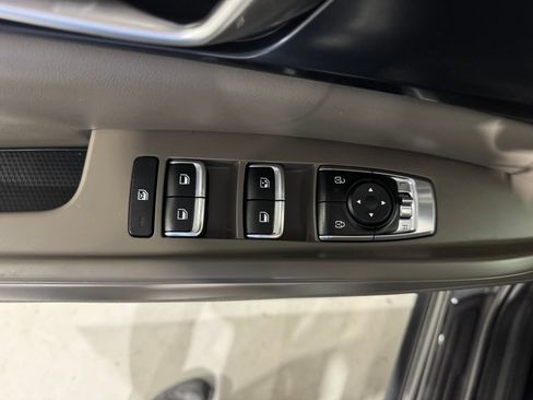 Used 2025 Kia Carnival FWD image 17