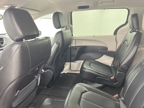 Used 2024 Chrysler Pacifica Touring-L FWD image 15